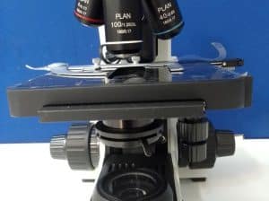میکروسکوپ سه چشمی طرح زایس